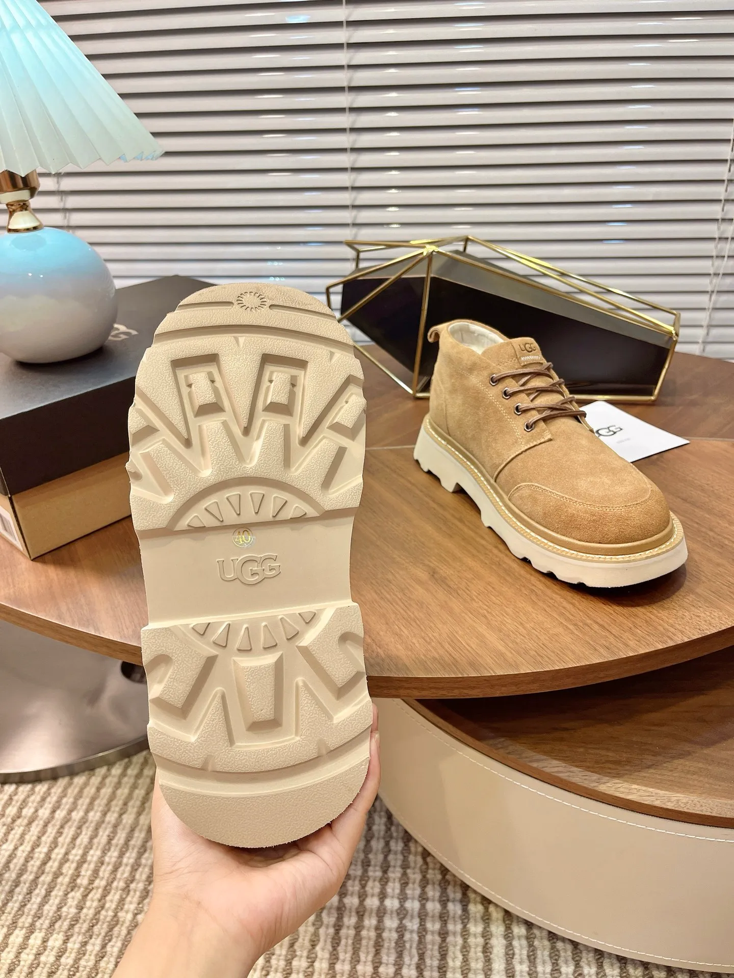 [UGG] P: 580💰 Size: 40 to 44 (45 custom-made) 2025 new style 𝑼𝑮𝑮•Men's ◾️. Winter snow boots and fur shoes. The matching coefficient is also 100%. 💥Good-looking✨Fully fashionable and full of aura when worn📈 Lager casual boots, lace-up style. The heels are decorated with hot embossed brand logos. Item No.: 1171113 Upper: high-quality cow suede Lining: sheepskin imported from Australia 🐑The inner lining is made of Australian lamb wool Outsole: EVA non-slip outsole. 45